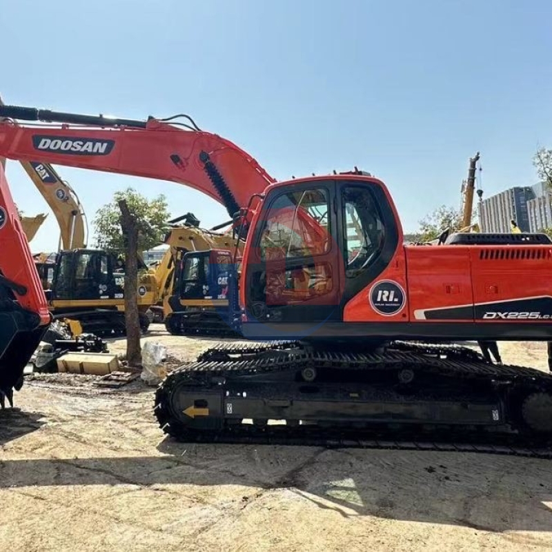 Doosan Dx225LC-9C Dx300 Used Excavator Equipment Construction Digging Machine