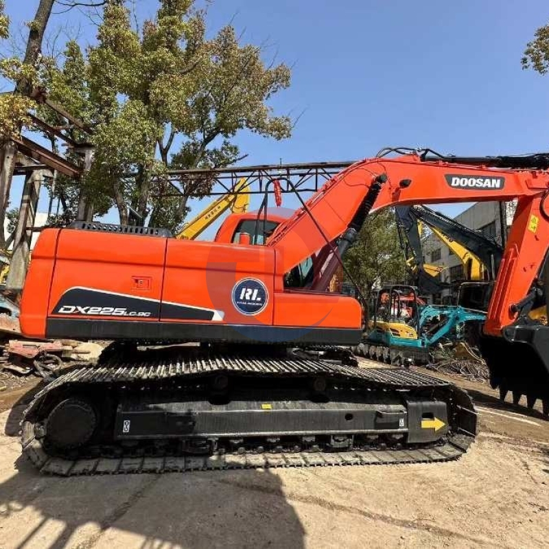 Doosan Dx225LC-9C Dx300 Used Excavator Equipment Construction Digging Machine