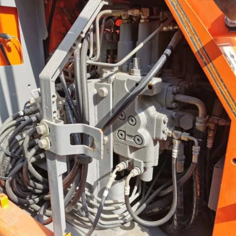 Little Working Hours Used Cheap Hitachi 135 Excavator