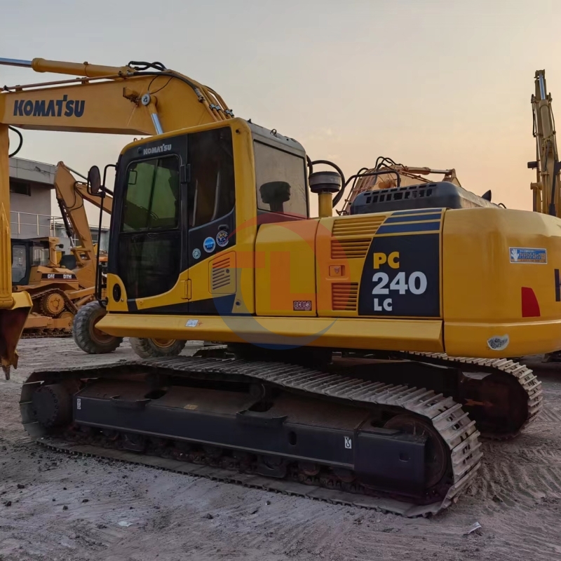 Japan Used Komatsu PC240 PC240-8 Medium Excavator 24ton Second Hand Komatsu 240 240-8 Earth Moving Digger Construction Machinery